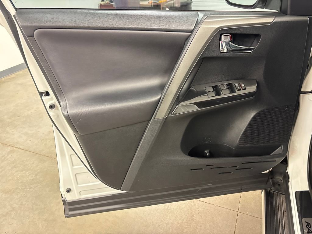 Used 2016 Toyota RAV4 SE image 21