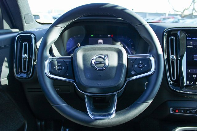 Used 2025 Volvo XC40 B5 Plus image 24