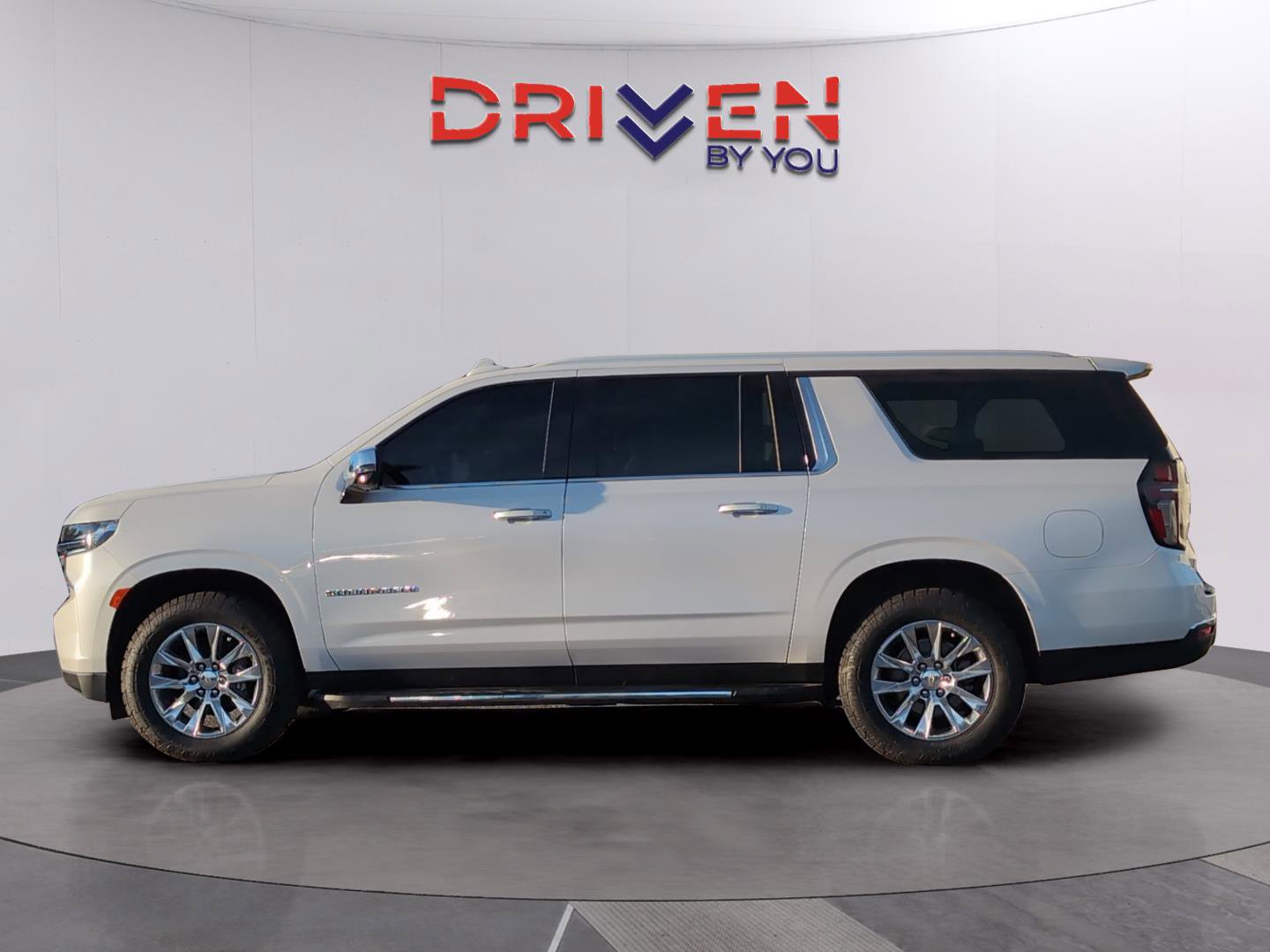 Used 2023 Chevrolet Suburban Premier w/ Premium Package image 2