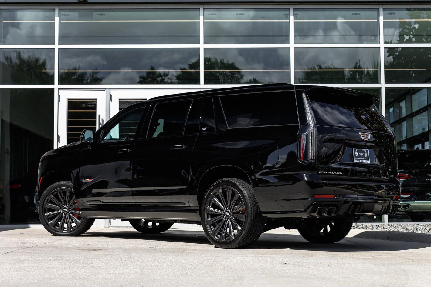Used 2025 Cadillac Escalade ESV V image 17