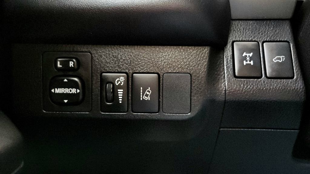 Used 2018 Toyota RAV4 XLE AWD/4WD image 33