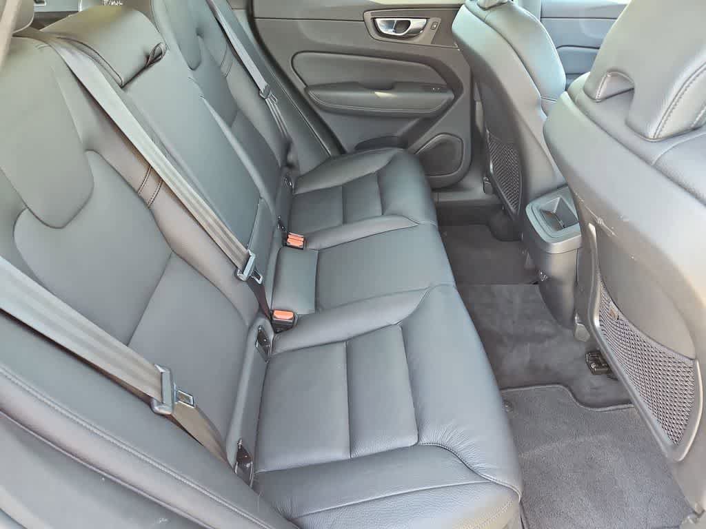 Used 2022 Volvo XC60 B5 Momentum AWD/4WD image 22