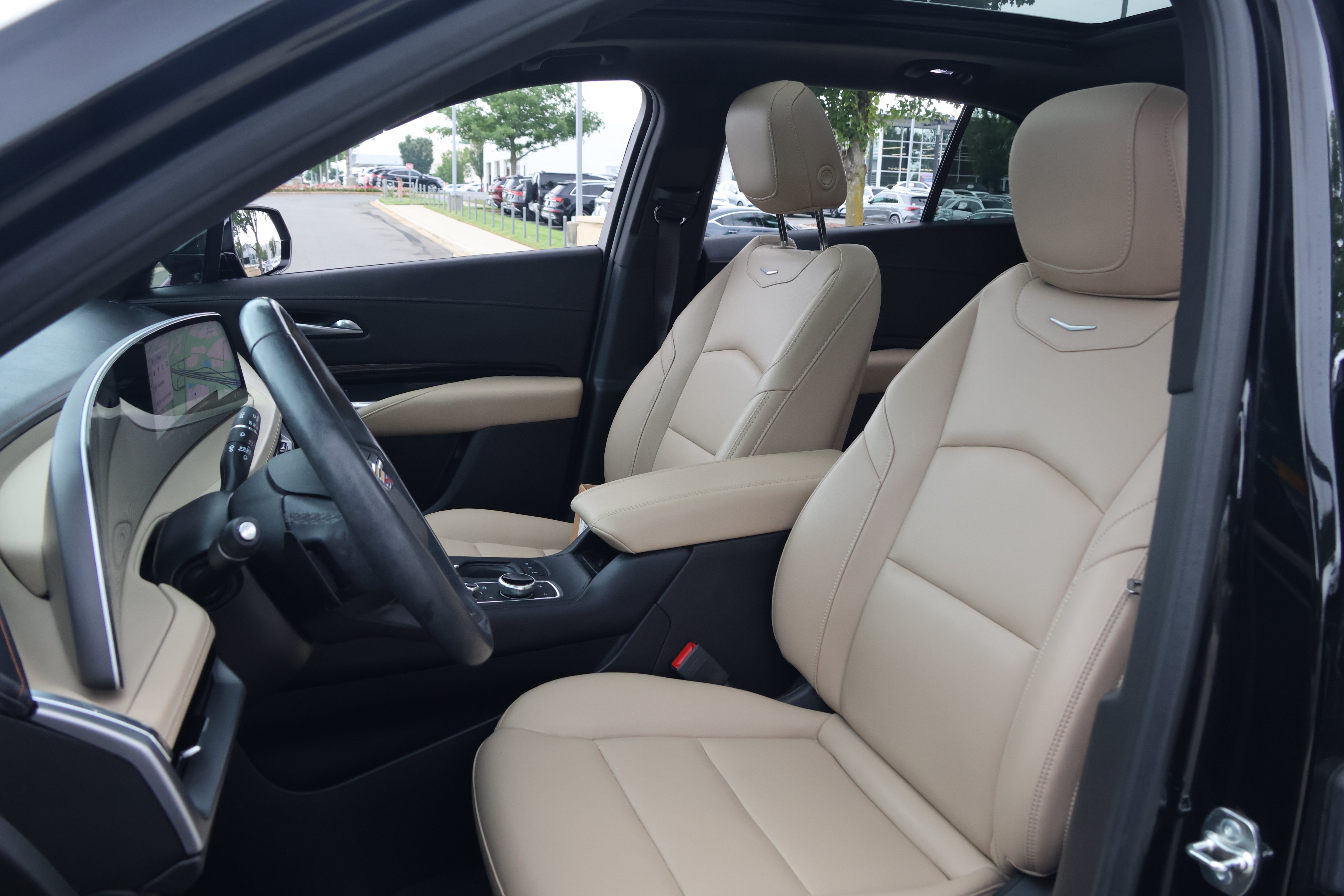 Used 2024 Cadillac XT4 Luxury w/ Cold Weather Package AWD/4WD image 34