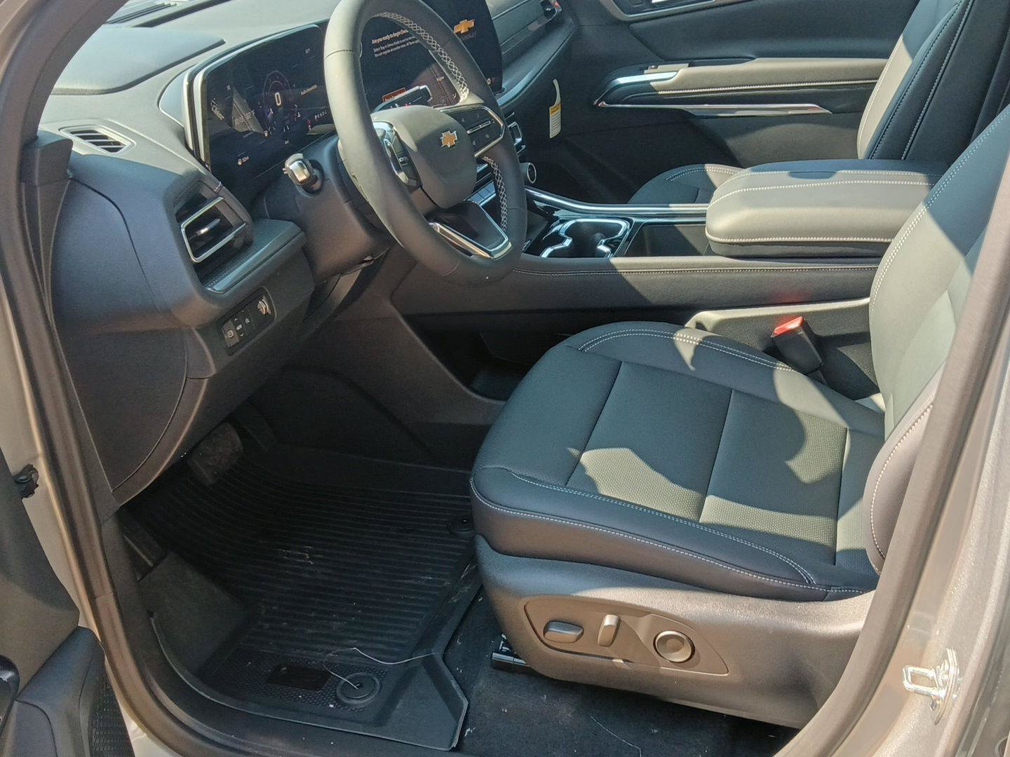 New 2027 Chevrolet Traverse LT w/ Driver Confidence Package FWD image 7