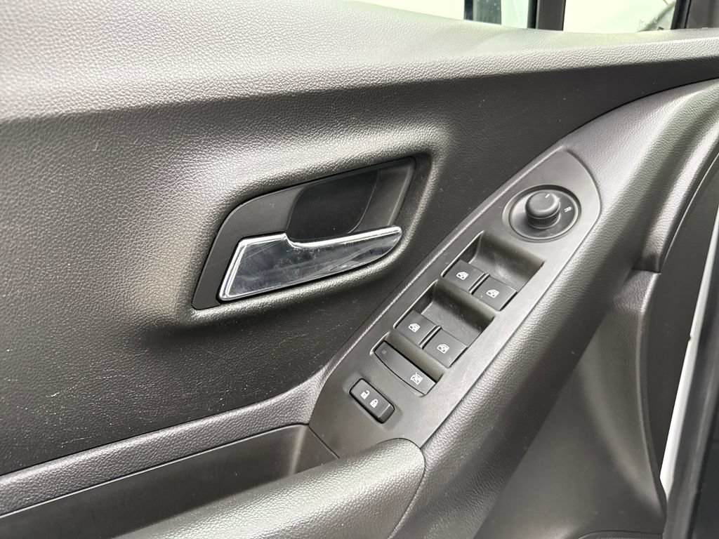 Used 2018 Chevrolet Trax LS FWD image 13