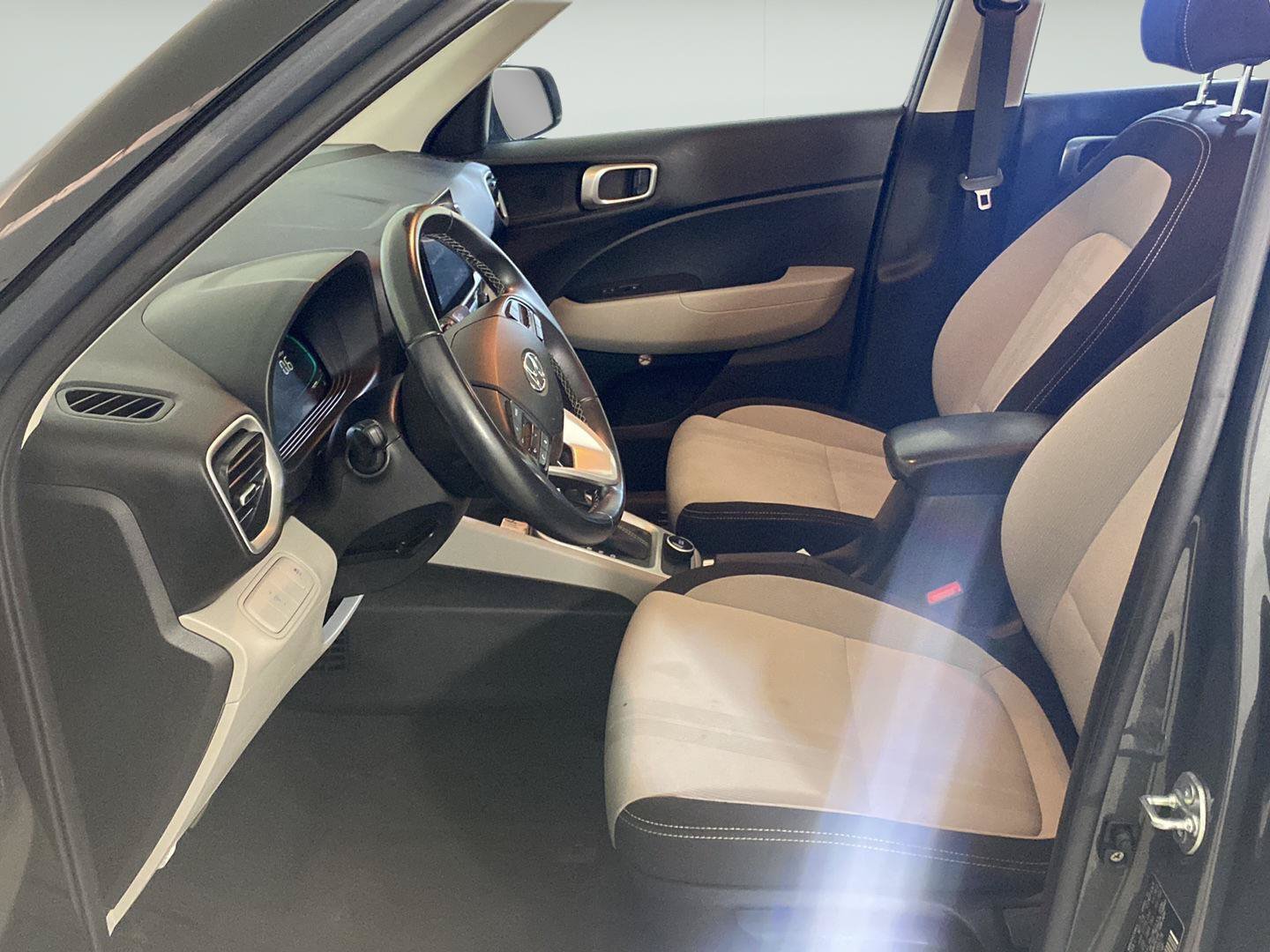 Used 2025 Hyundai Venue SEL FWD image 8