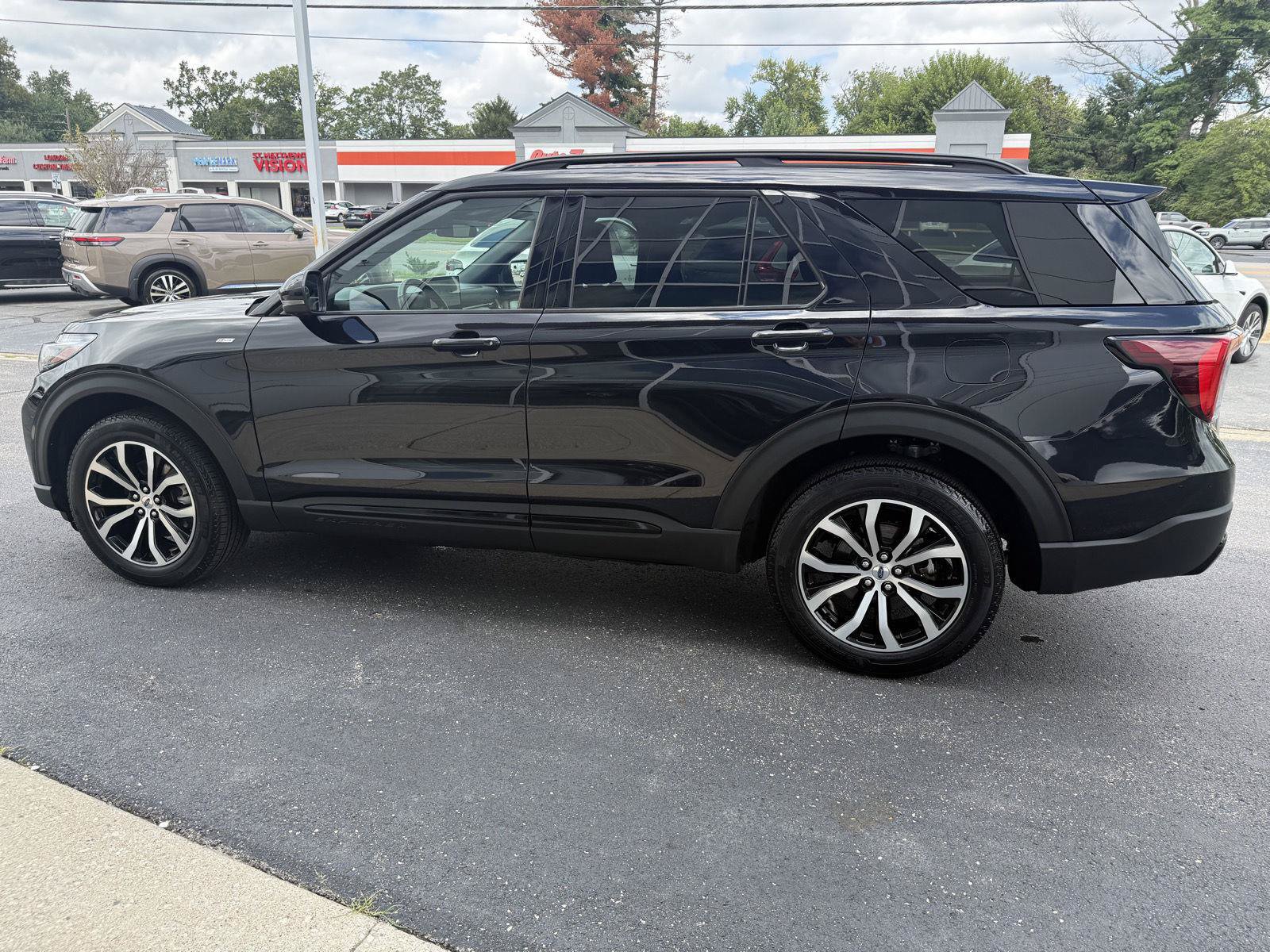 Used 2025 Ford Explorer ST-Line AWD/4WD image 5