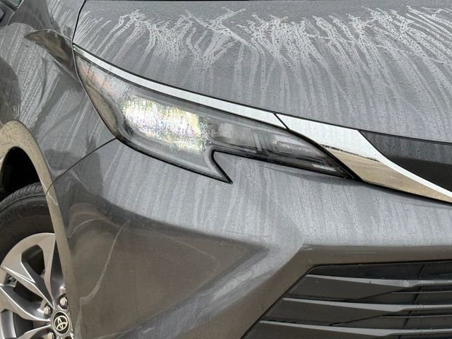 Used 2025 Toyota Sienna LE AWD/4WD image 3