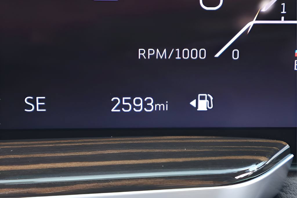 Certified 2026 Cadillac Escalade Luxury w/ LPO, Radiant Package AWD/4WD image 22