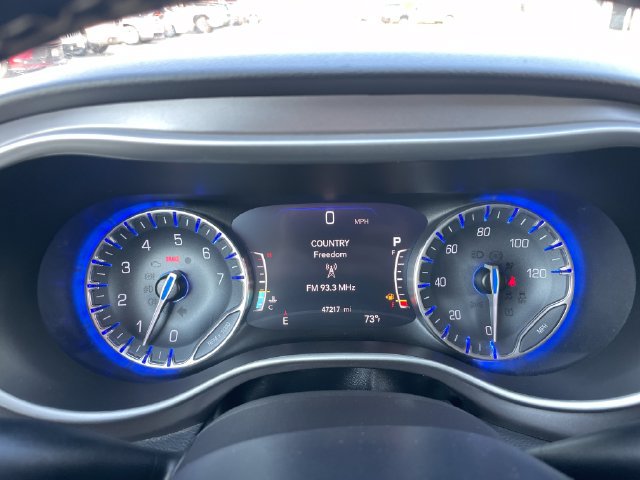 Used 2021 Chrysler Pacifica Touring-L FWD image 9
