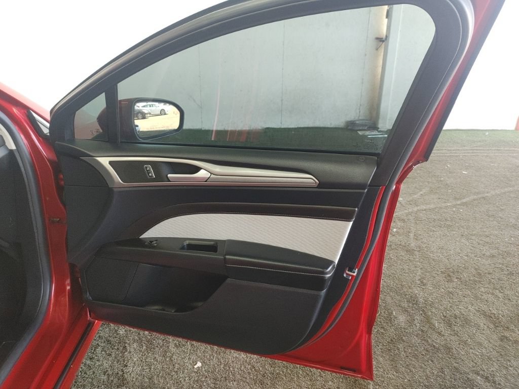 Used 2020 Ford Fusion SE w/ Equipment Group 151A FWD image 18