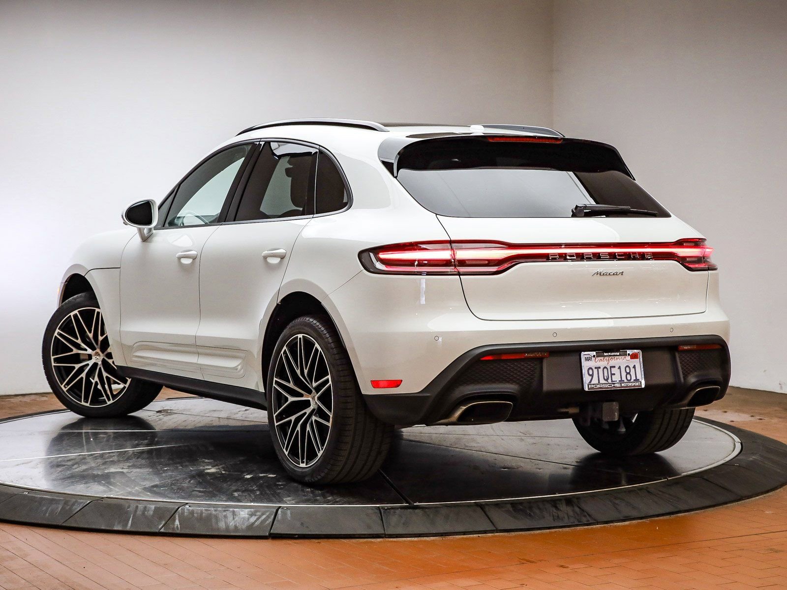 Certified 2025 Porsche Macan image 3
