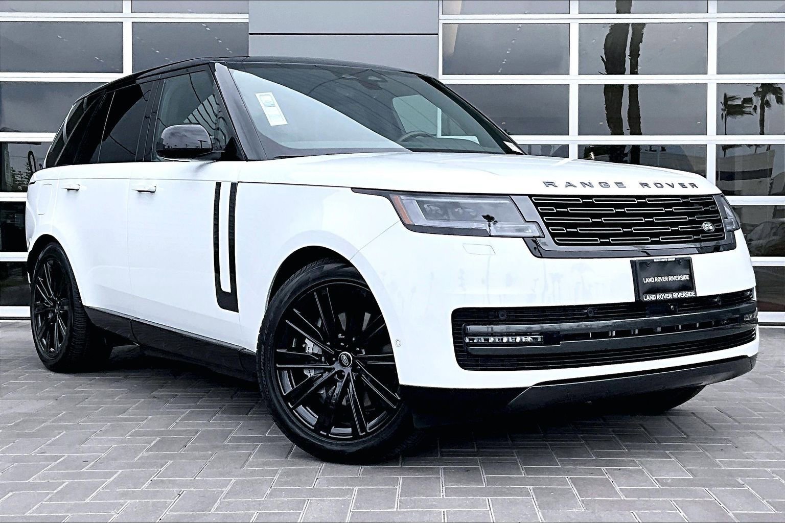 Used 2025 Land Rover Range Rover SE image 3