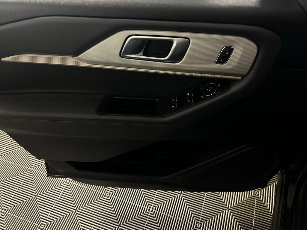 Used 2025 Ford Explorer Active image 23