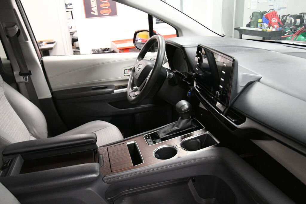 Used 2021 Toyota Sienna LE FWD image 28