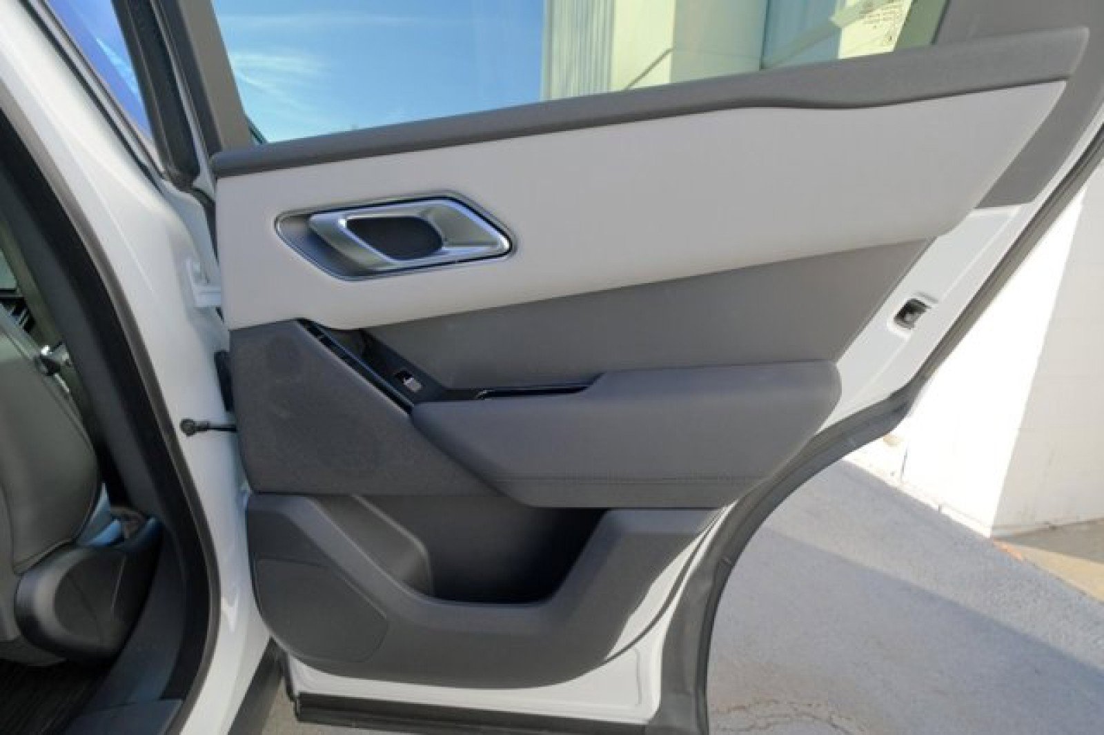 New 2025 Land Rover Range Rover Velar Dynamic SE image 16