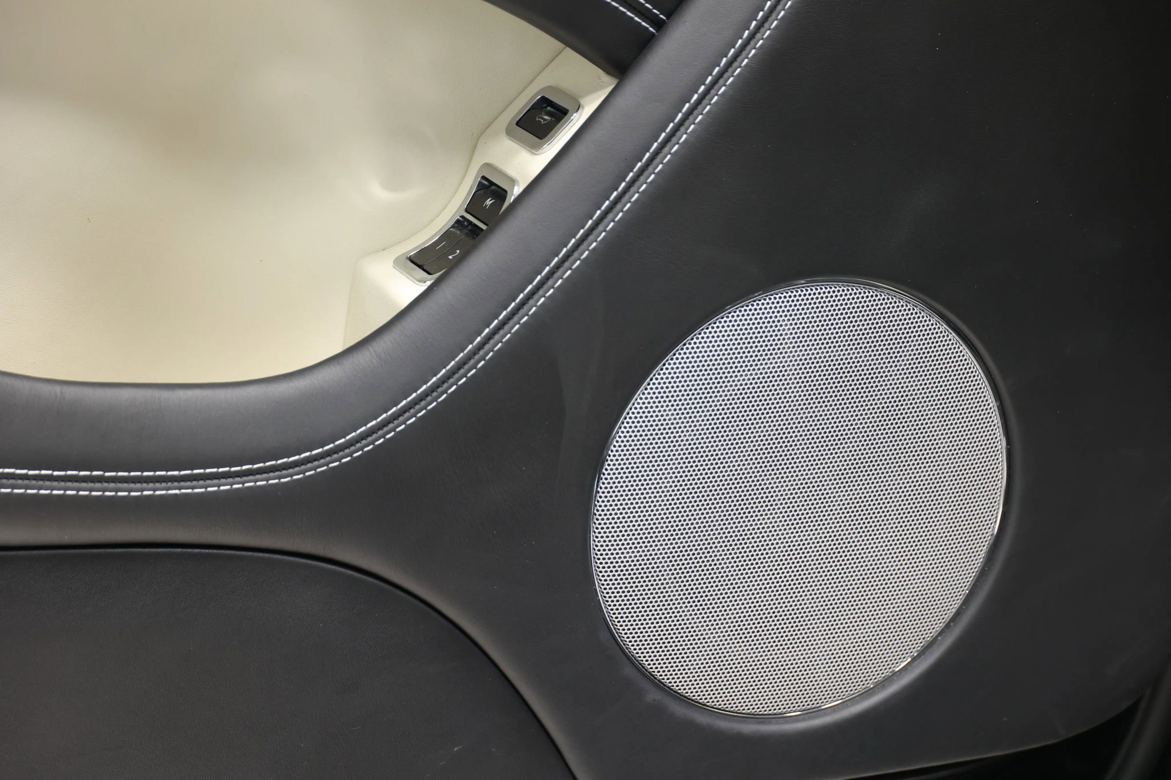 Used 2017 Bentley Bentayga image 12