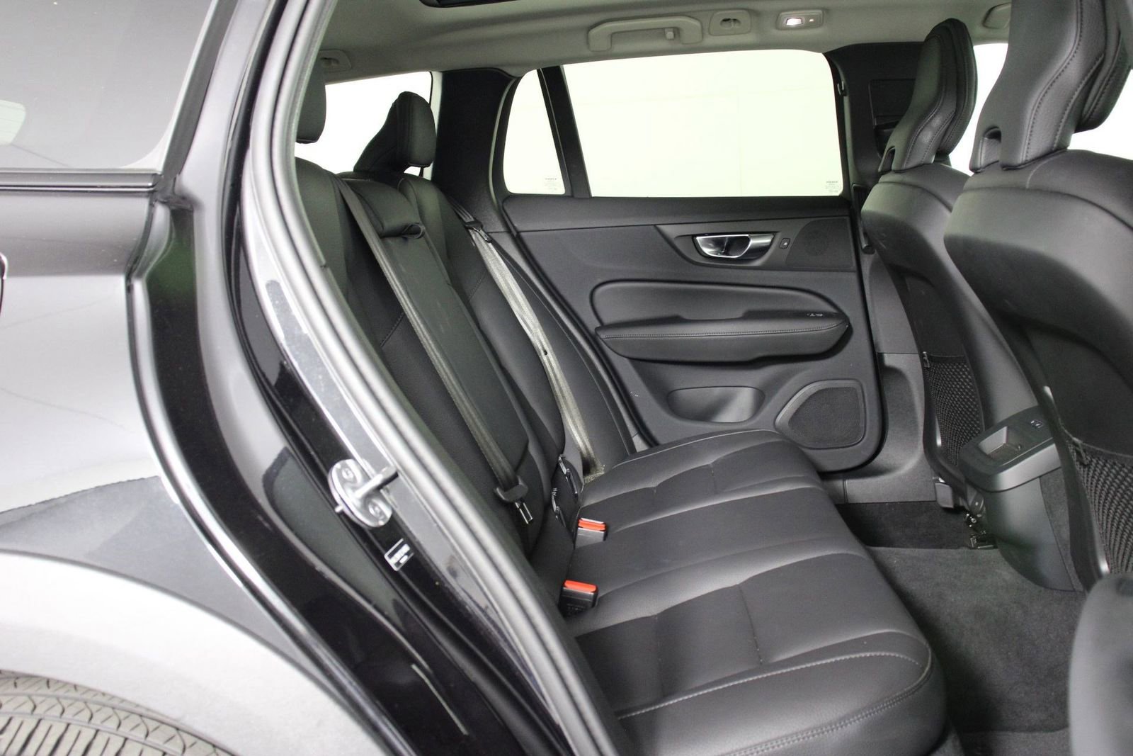 Certified 2025 Volvo V60 B5 Cross Country Plus image 30