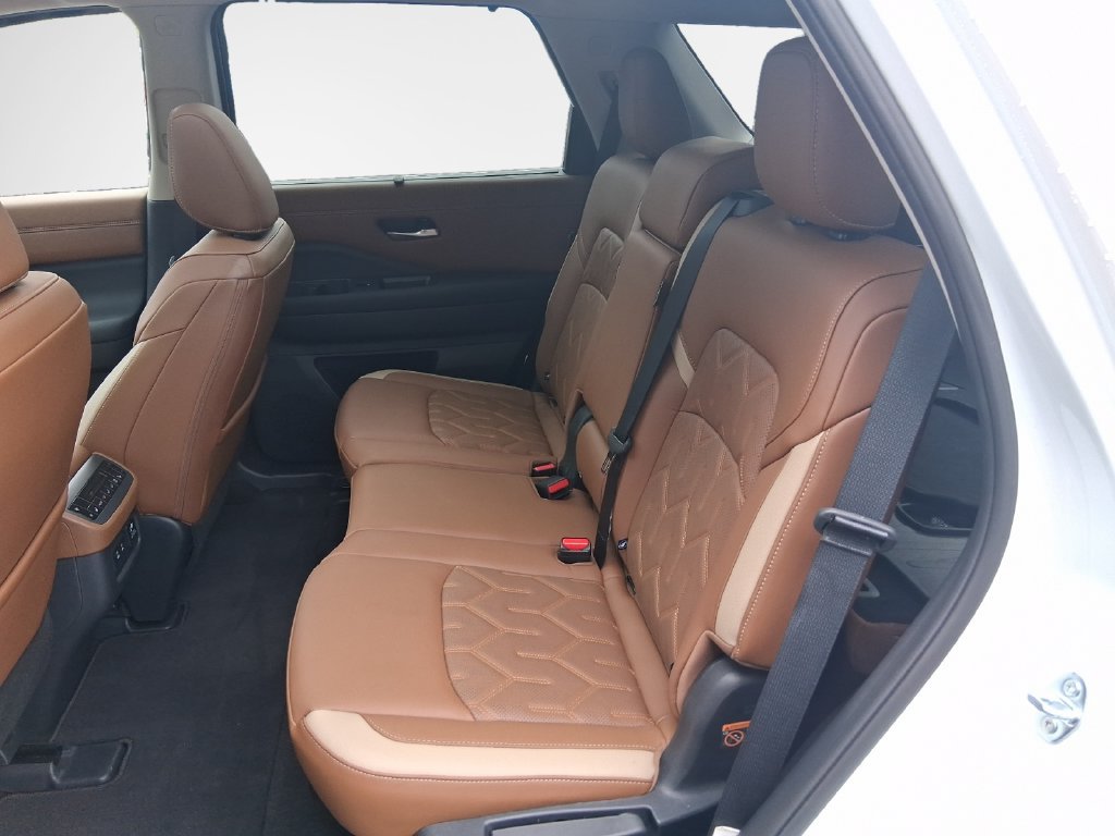 Used 2026 Nissan Pathfinder Platinum w/ Cargo Package FWD image 24