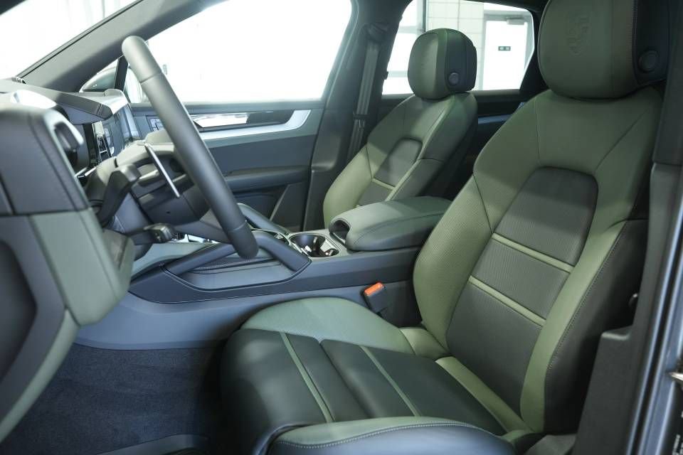Certified 2025 Porsche Cayenne image 5