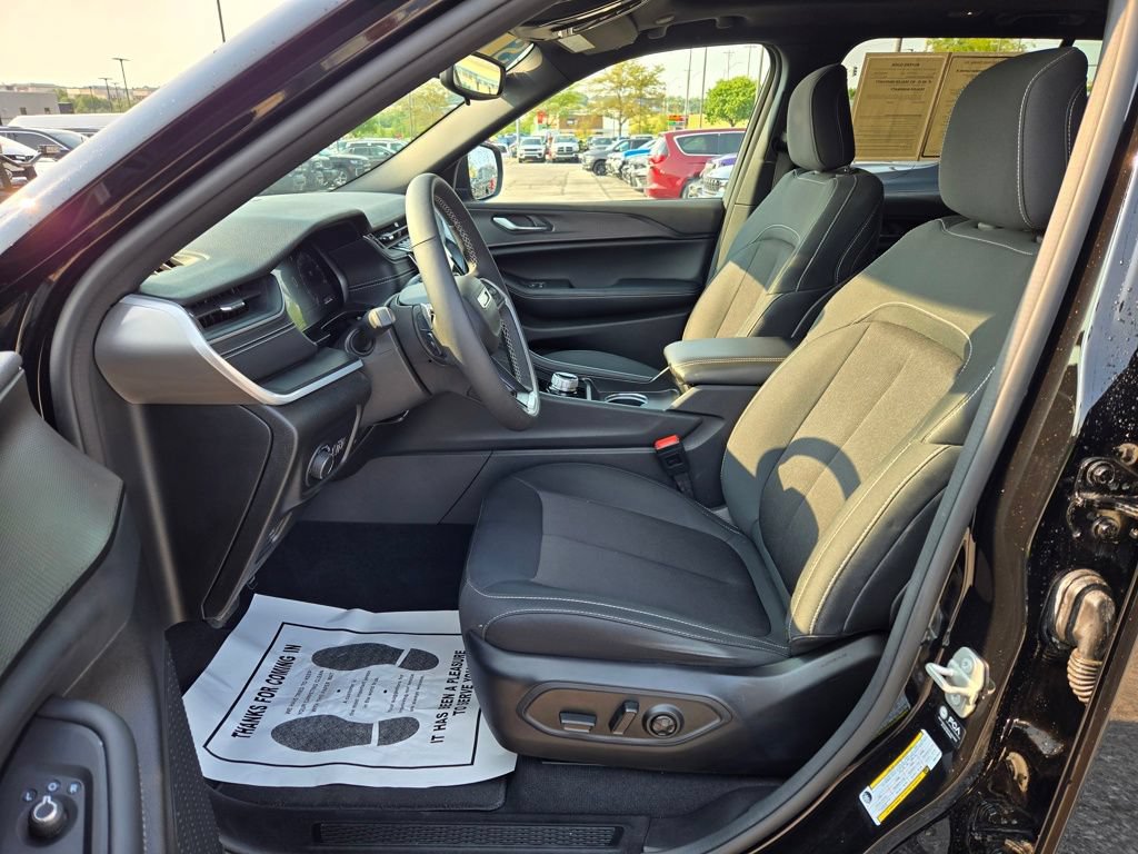 Used 2024 Jeep Grand Cherokee Laredo X w/ Luxury Tech Group I AWD/4WD image 17