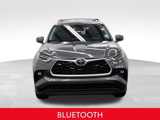 Used 2025 Toyota Highlander XLE image 3