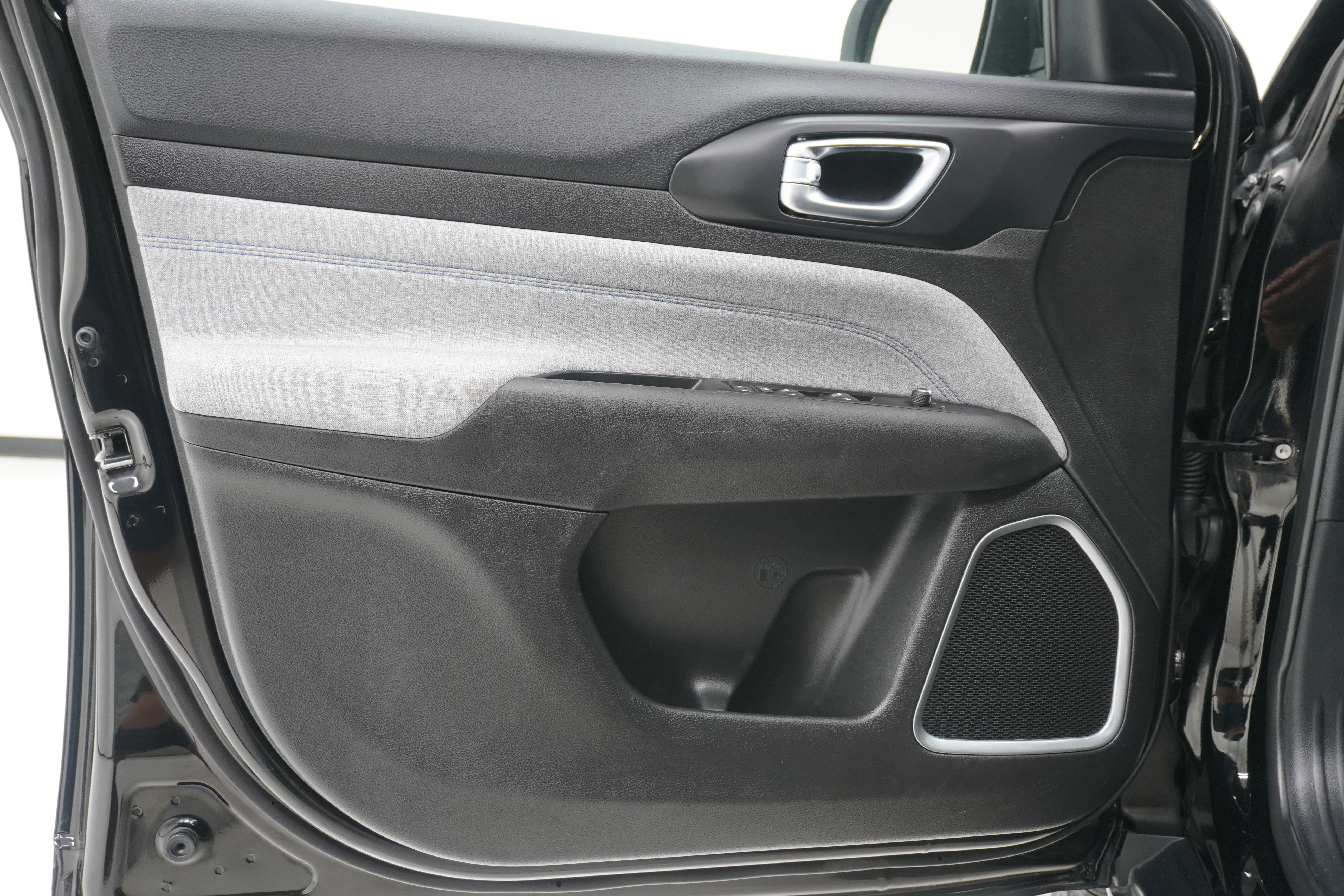 Used 2025 Jeep Compass Latitude image 13