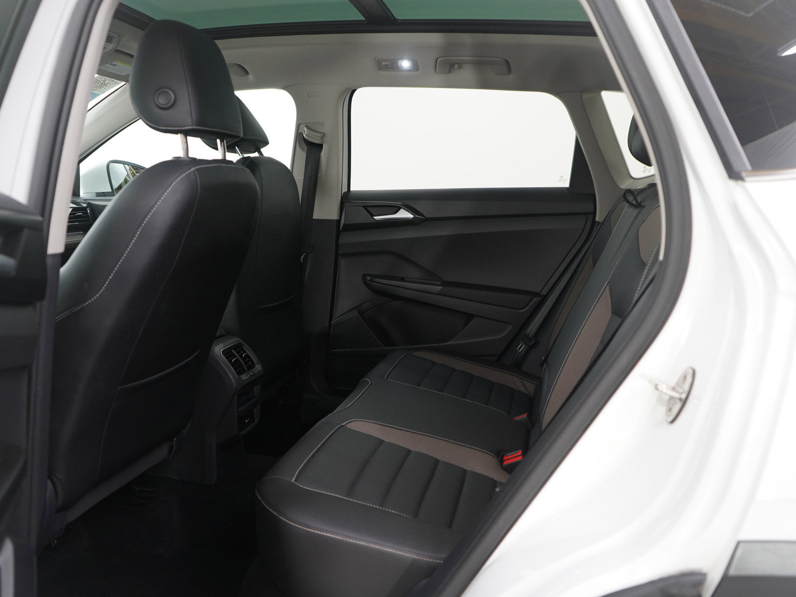 Used 2022 Volkswagen Taos SEL image 17