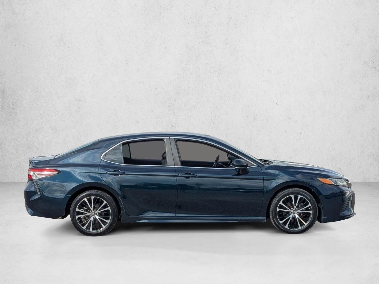 Used 2018 Toyota Camry SE w/ Convenience Package FWD image 4