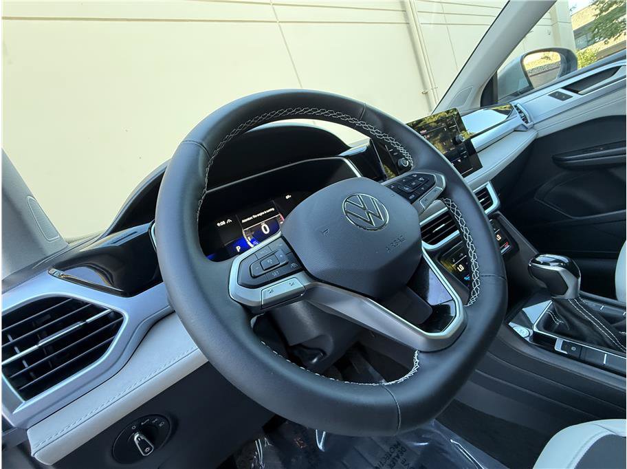 Used 2026 Volkswagen Taos SE AWD/4WD image 8