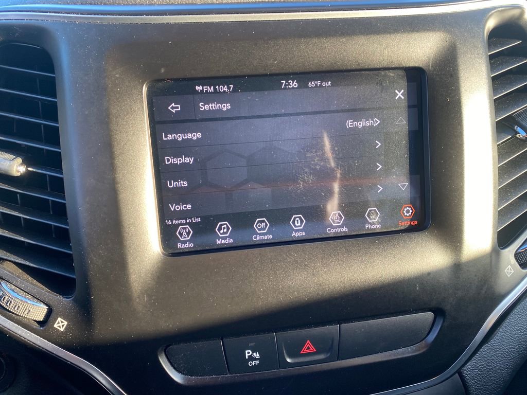 Used 2019 Jeep Cherokee Latitude Plus w/ Cold Weather Group image 16