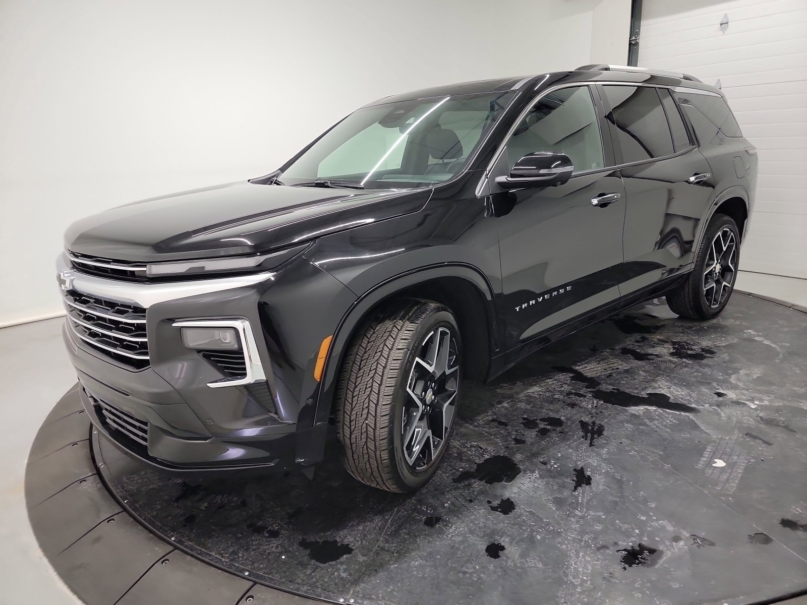 Used 2025 Chevrolet Traverse High Country image 3