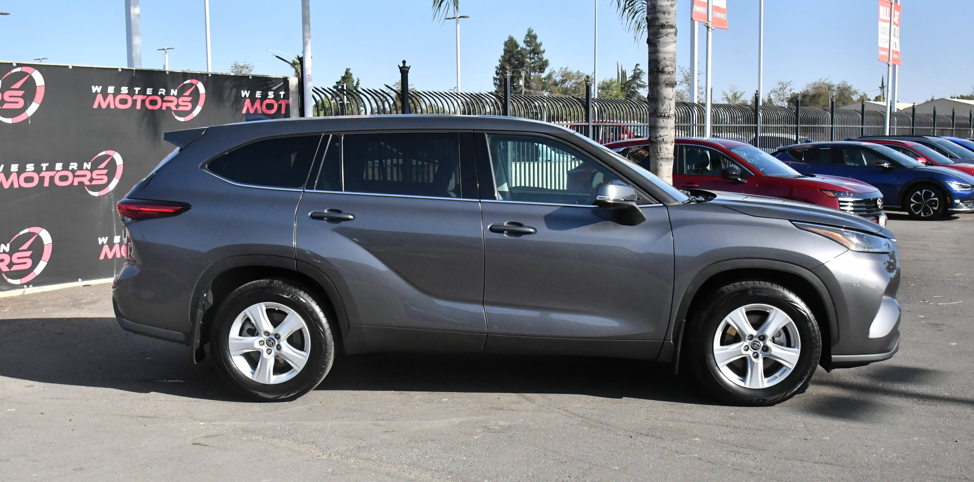 Used 2021 Toyota Highlander L FWD image 9
