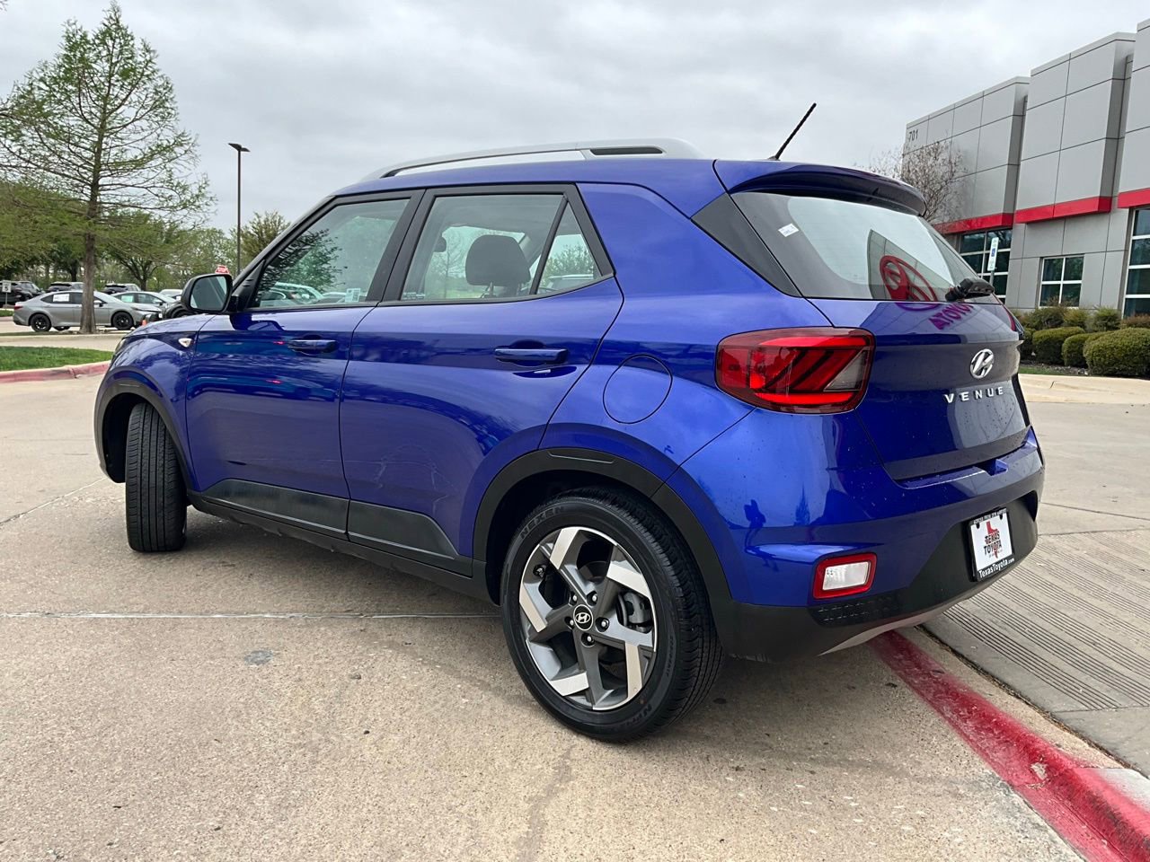 Used 2025 Hyundai Venue SEL image 8