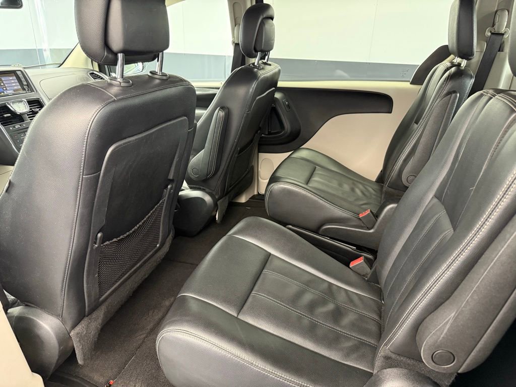 Used 2014 Chrysler Town & Country Touring image 44