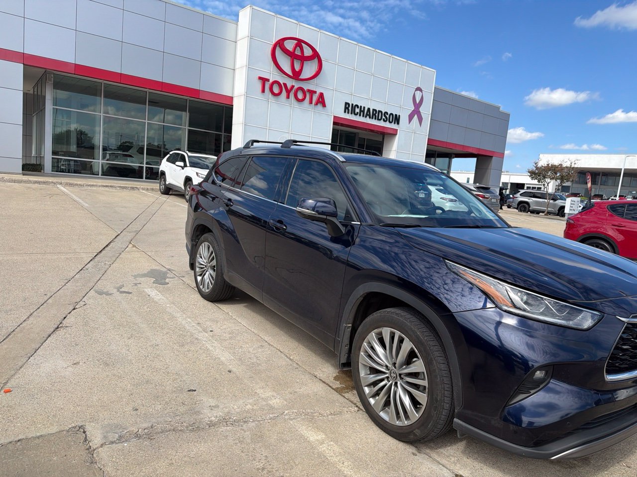 Used 2024 Toyota Highlander Platinum FWD image 1