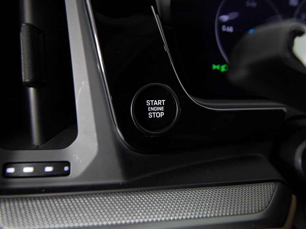 Certified 2025 Porsche Cayenne Coupe image 25