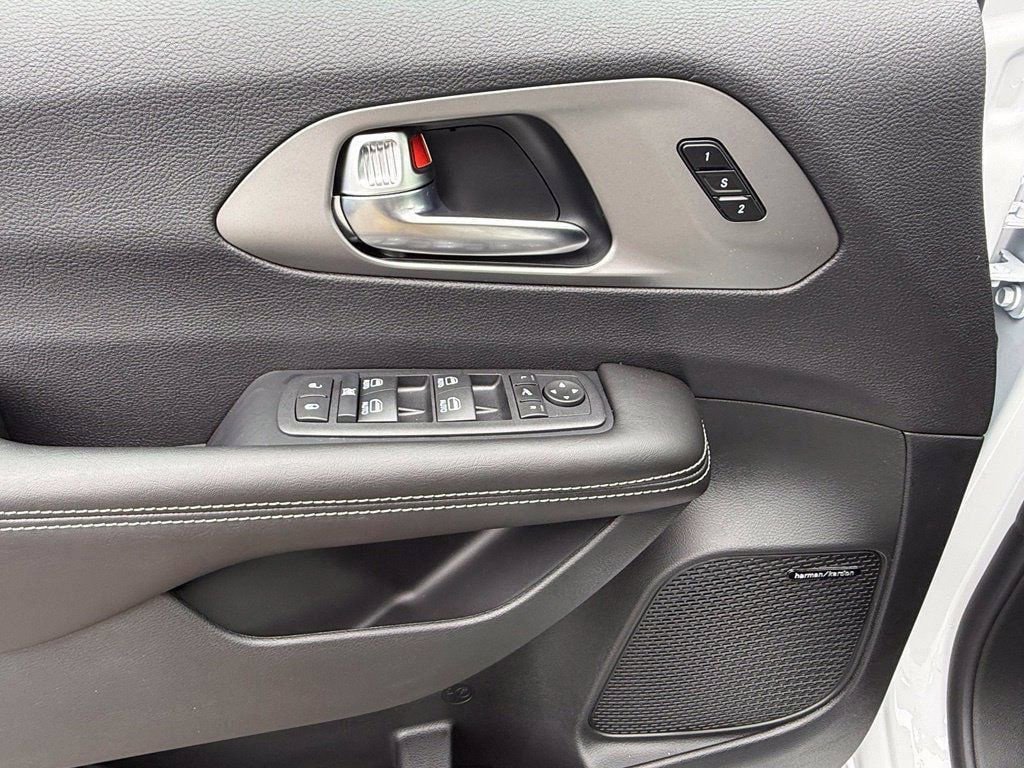 New 2027 Chrysler Pacifica Limited FWD image 16