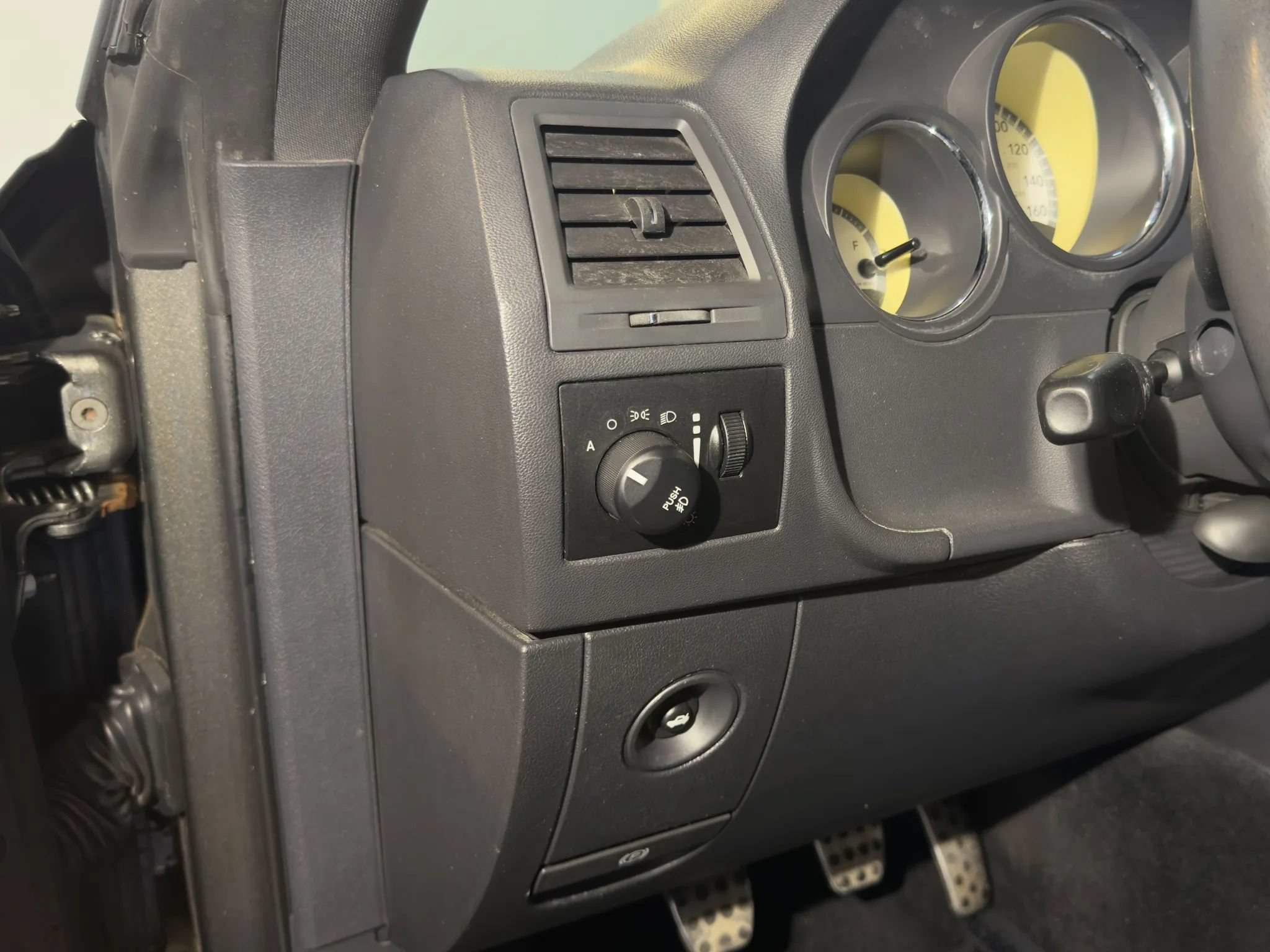Used 2010 Dodge Challenger R/T RWD image 12