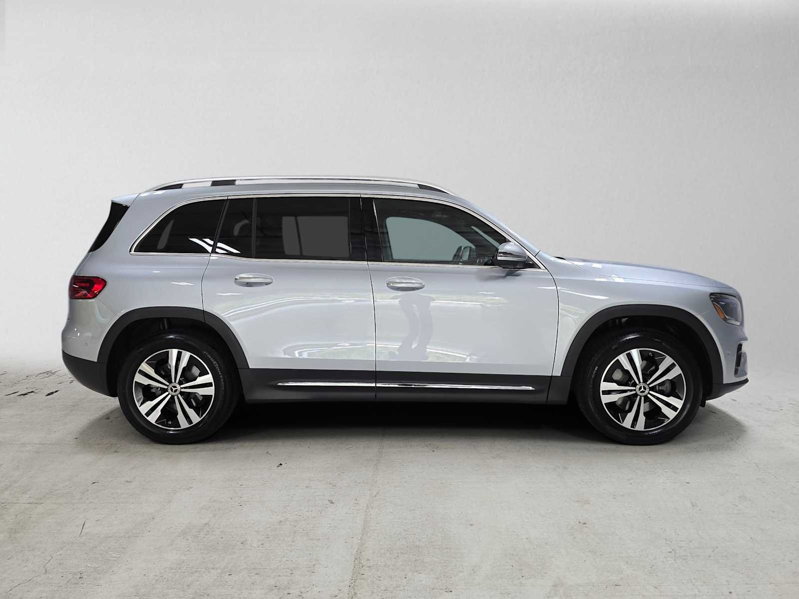 Used 2026 Mercedes-Benz GLB 250 4MATIC image 2