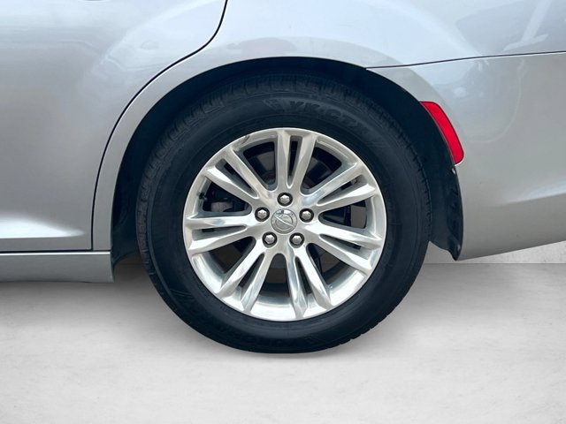 Used 2016 Chrysler 300 C RWD image 28