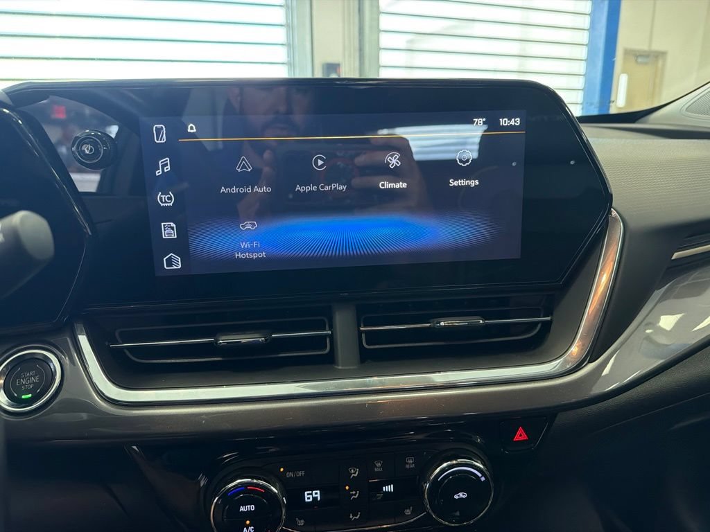 Used 2025 Chevrolet Trax ACTIV w/ Sunroof Package FWD image 4