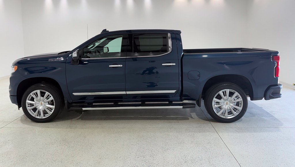 Used 2023 Chevrolet Silverado 1500 High Country w/ High Country Premium Package AWD/4WD image 2