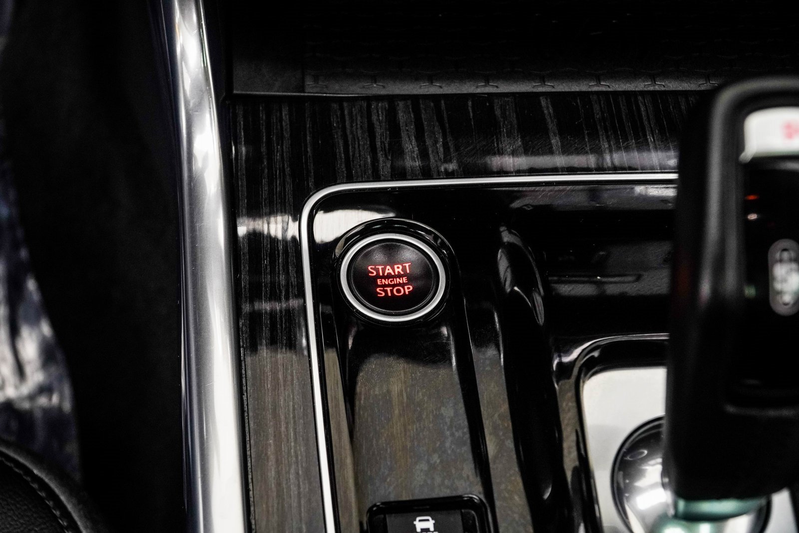 Used 2020 Jaguar XE S image 18