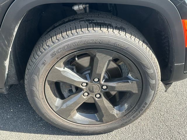Used 2025 Jeep Grand Cherokee L Limited w/ Black Appearance Package image 14