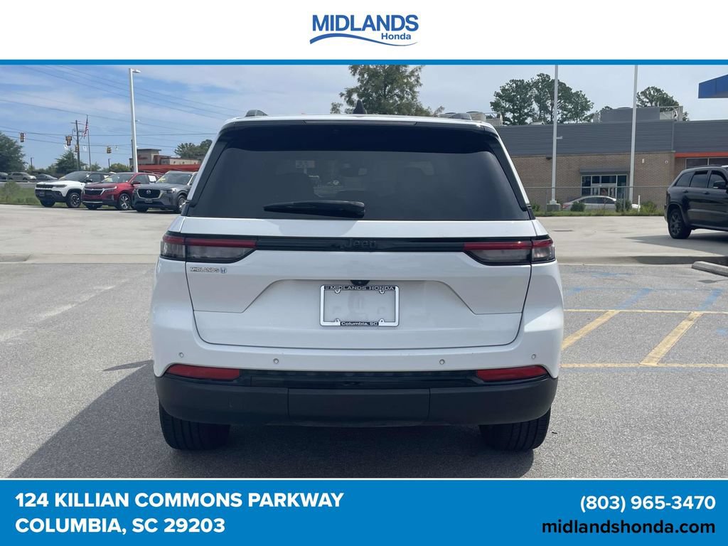 Used 2023 Jeep Grand Cherokee Altitude RWD image 5