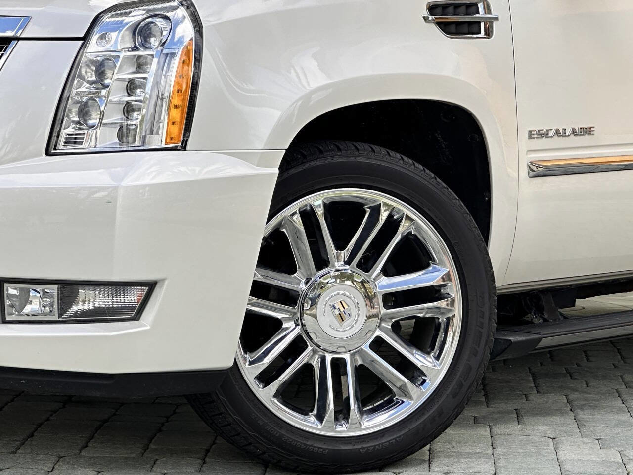 Used 2011 Cadillac Escalade Platinum image 3
