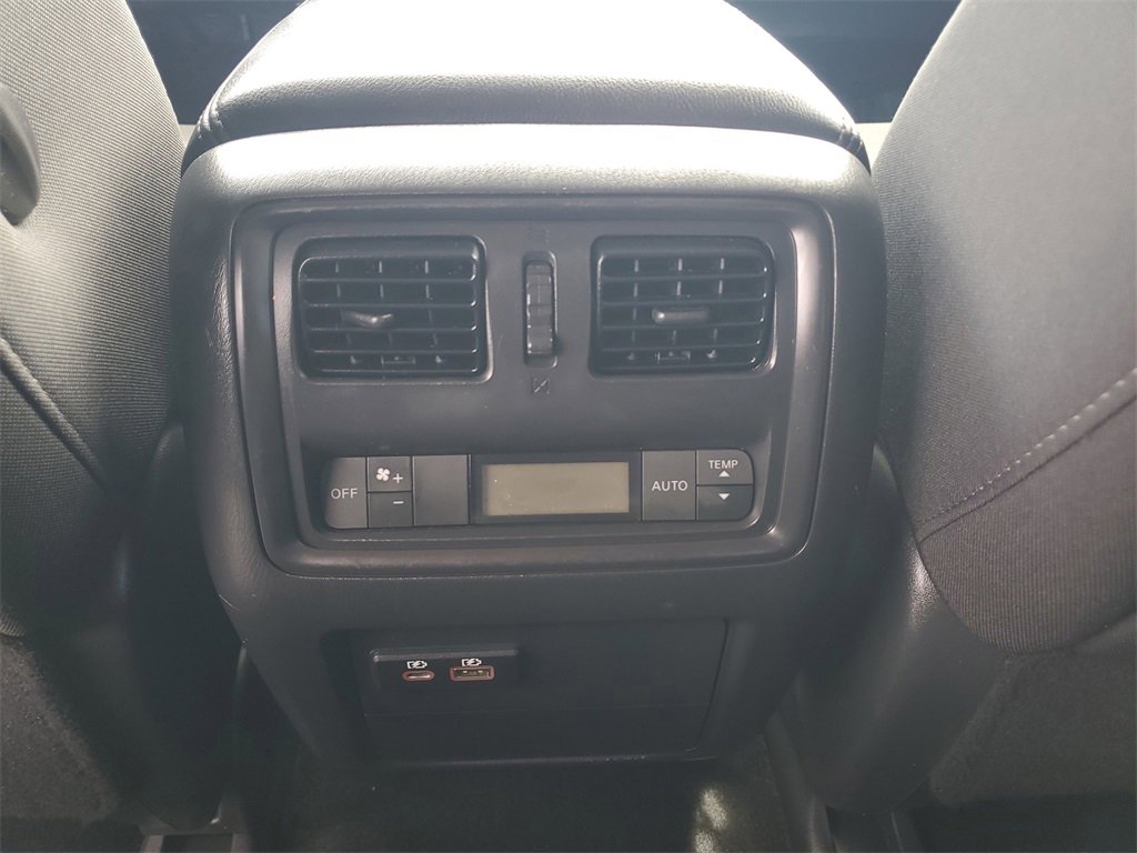 Used 2020 Nissan Pathfinder SV image 12