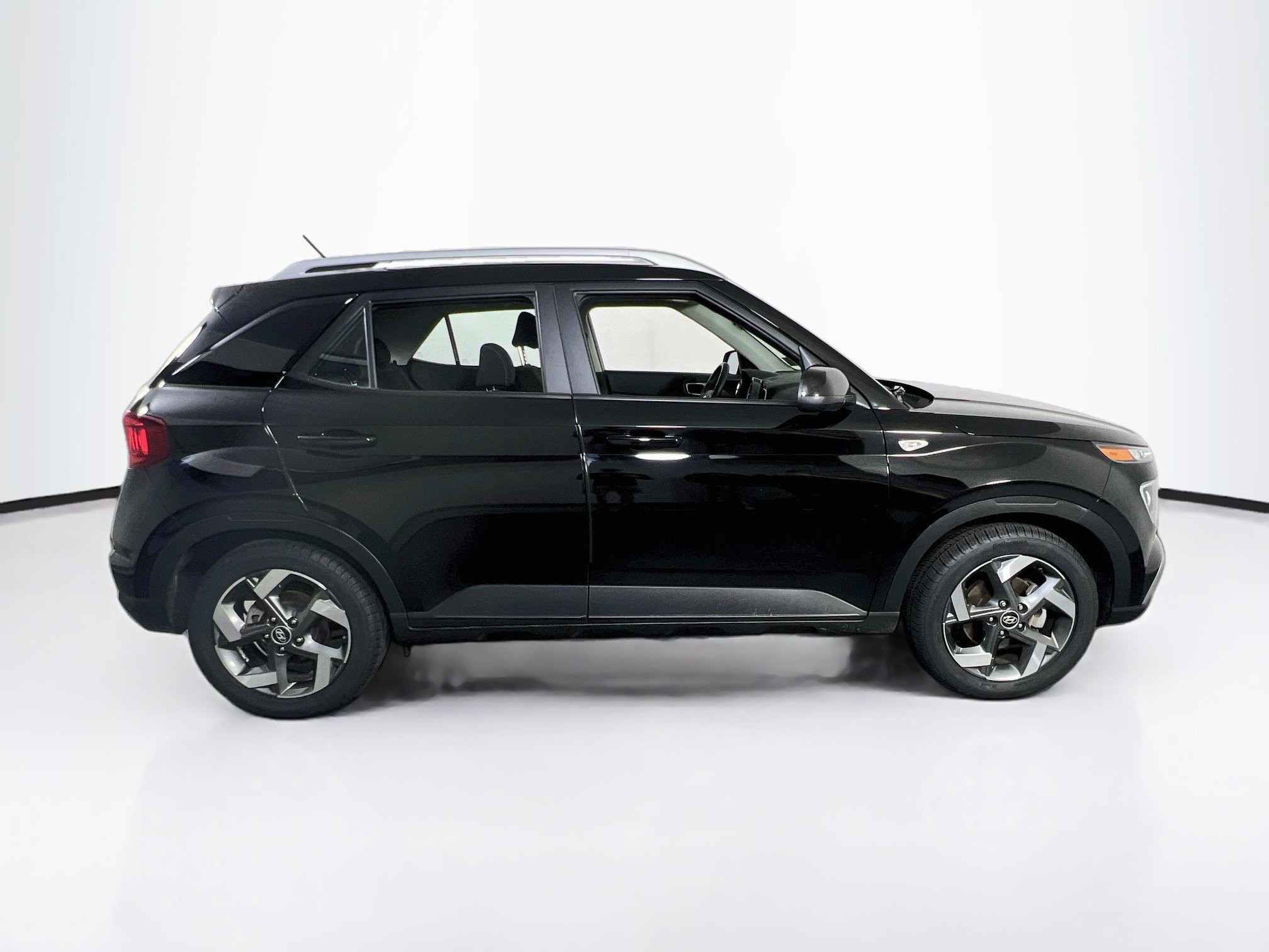 Used 2023 Hyundai Venue SEL w/ Cargo Package FWD image 4