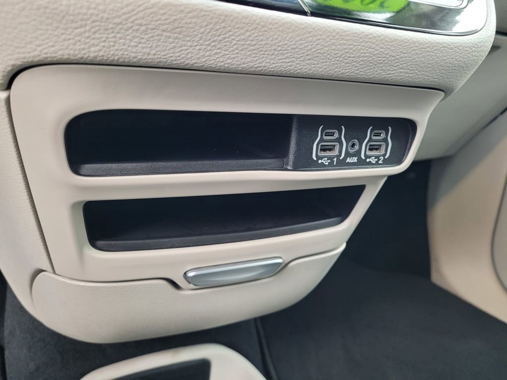 Used 2024 Chrysler Pacifica Select image 18